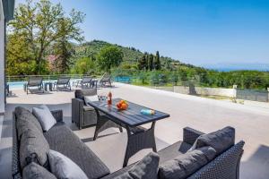 Villa Ioannis by Villa Plus