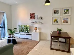 Charming Rustic Retreat with Cozy Interior and Sky Pool View - Sungai Way