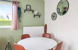 Stunning Home In Heinkenszand With Wifi