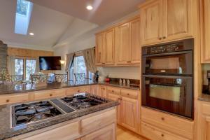 11 Mi to Ski Sapphire Heaven South Apt with Porch