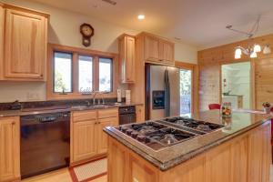 11 Mi to Ski Sapphire Heaven South Apt with Porch