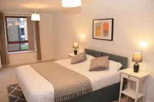 2 Bed 2 Bath Apartment & Parking - LGW 10min drive - Ifield