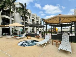 Luxury Condo with Pool and Jacuzzi