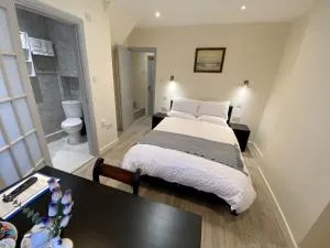 Apartment with an Open-Plan Kitchen Living Room - Bierton