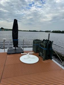 Hausboot KOMET Luxus und Natur pur max 6 Pers
