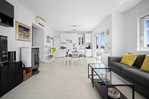 House , Seafront Apartment Pelegrin