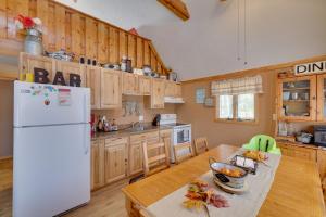 Walk to Beach Pocono Lake Cabin with Pool Access!