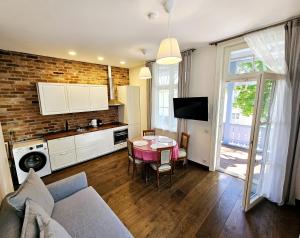 Villa Loebel 1881 - Exceptional two bedroom apartment with balcony