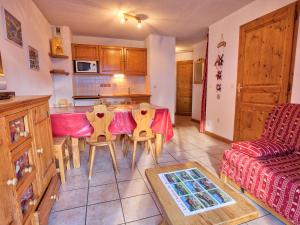 Appartement typique au pied des pistes avec balcon et parking - FR-1-505-45