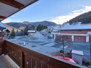 Appartement typique au pied des pistes avec balcon et parking - FR-1-505-45