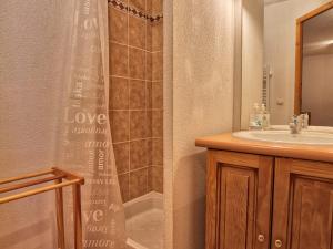 Appartement typique au pied des pistes avec balcon et parking - FR-1-505-45