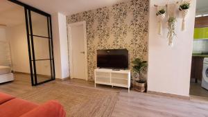 "COZY HOME", TERRACE, PARKING and POOL