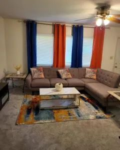 3 bedrooms 2 bathrooms, free Driveway parking, 2 min to Ohio state Univrrsity, AC, free wi-fi, washer and dryer, ExpoCenter, Bus stop, University shuttle, Riverside Methodist Hospital - Columbus