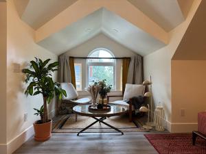 Heritage-Inspired Guesthouse - Luxe Bath & Elegant Ceilings - 4hvězdičkové hotely ve městě Edmonton