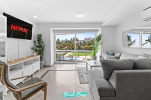 Villamagna - Beachfront Retreat with Oceanviews