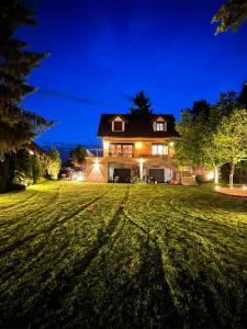 POGO dom nad Narwią - 4 sypialnie, balia, własny pomost, plac zabaw