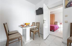 Pet Friendly Apartment In Dubravica 