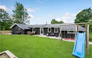 5 Bedroom Awesome Home In Fårvang - Langå