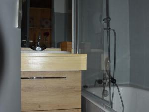 Duplex ensoleillé centre village avec balcon et parking privé - FR-1-464-86