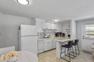 White Pelican - 1000 Feet to the Beach