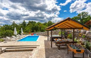 Cozy Home In Viskovo With Kitchen 