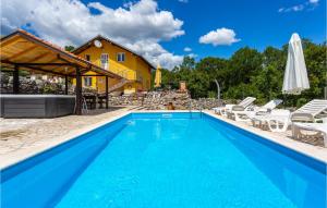Cozy Home In Viskovo With Kitchen 
