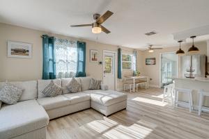 Chic Port Charlotte Home about 9 Mi to Englewood Beach