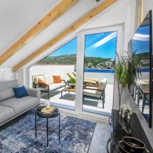 Villa Dalmatian Child with swimming pool, close to the beach