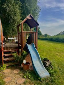 V dedine a predsa mimo nej v maringotke na samote