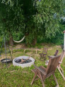 V dedine a predsa mimo nej v maringotke na samote