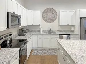 Spacious Freshly Renovated Townhome- Scenic Side - 克罗斯维尔