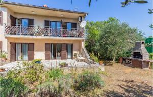 Three-Bedroom Apartment In Medulin