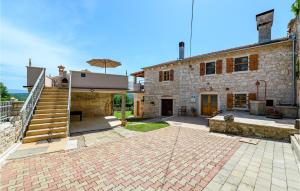 Two-Bedroom Holiday Home In Medancici