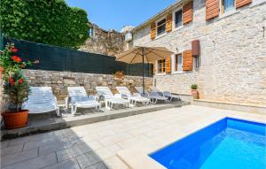 Two-Bedroom Holiday Home In Medancici