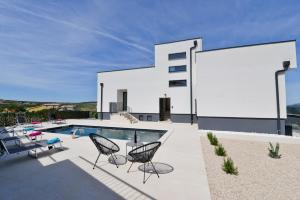 Villa Helvetia with heated pool