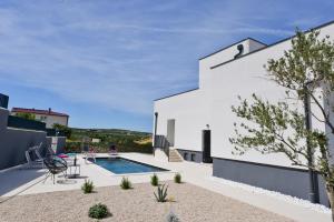 Villa Helvetia with heated pool