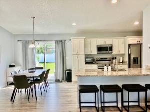 Dog Friendly Home With Fenced Yard & Work Spaces