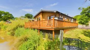 Poppy An Immaculate Lake side Lodge the Perfect Retreat, Sleeps 4 - Ashey