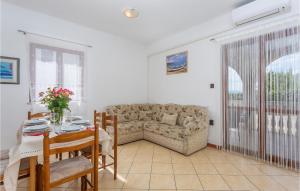 2 Bedroom Awesome Apartment In Omisalj