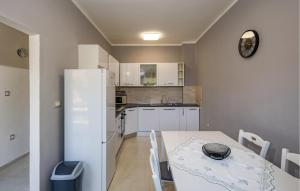 2 Bedroom Nice Apartment In Viskovo 