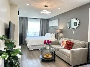 Modern Lux Studio - KingBed - Near Sheppard W Station - North York