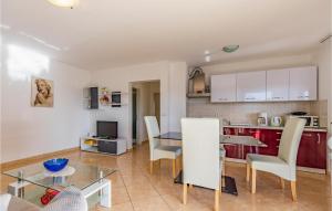 2 Bedroom Gorgeous Apartment In Medulin 