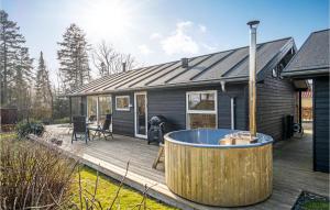 Beautiful Home In Juelsminde With Wifi