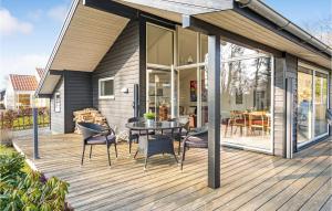 Beautiful Home In Juelsminde With Wifi