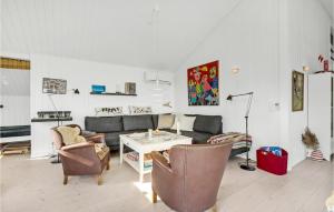 Beautiful Home In Juelsminde With Wifi