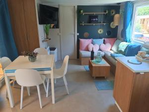 Campings Le Lagon Rose nice bungalow Camping SIBLU le Mar Estang Canet-en-Roussillon, 2 rooms, 2 bathrooms, 2 TV, free WIFI, sheets & towels included, beach at 5 mn walk : photos des chambres