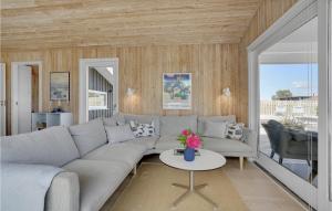 Three-Bedroom Holiday Home In Bjert