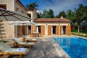 Ferienhaus in Karigador mit Terrasse, Whirlpool und Garten 