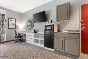 King Room with Bath Tub and Kitchenette - Mobility Accessible/Non-Smoking  room in Best Western Plus Two Rivers Hotel & Suites