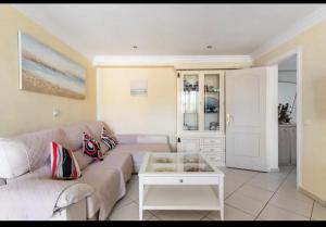 HOMESTAY GROUNDFLOOR PRIVATE GARDEN AND PARKING shared POOL 200meters away